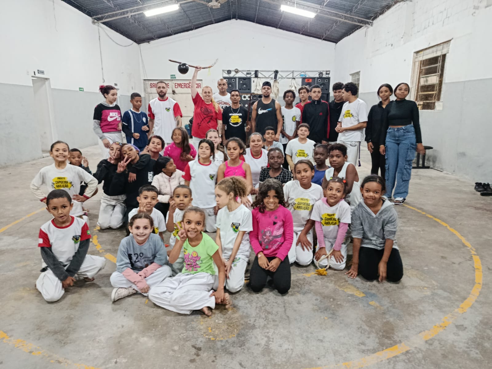 Projeto social de aulas de capoeira é retomado na quadra do Bairro Córrego do Ouro em Santos Dumont